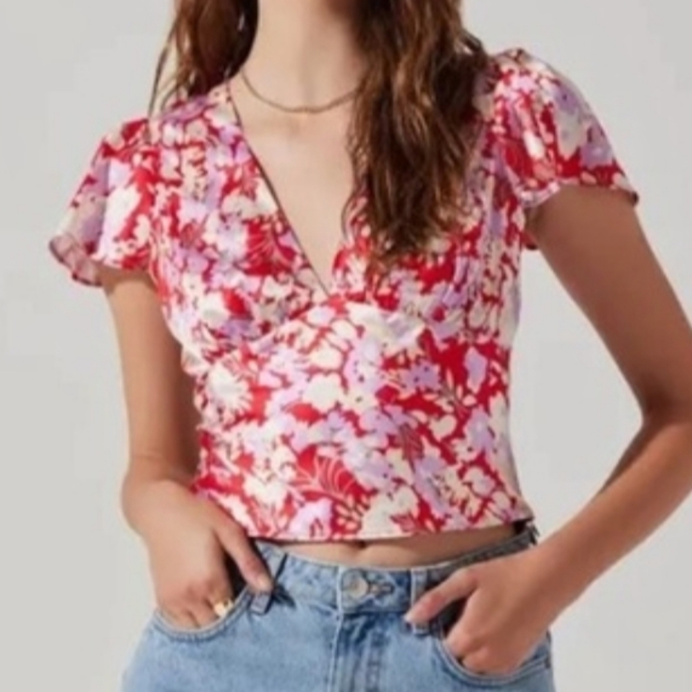 ASTR the Label Satin Flutter Sleeve Top in Red Lilac Floral Print Size XL